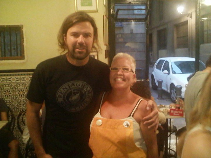 Nuestro querido Pau Donés, cantante de Jarabe de Palo, en el bar La Plata, el mejor bar de tapas de Barcelona.