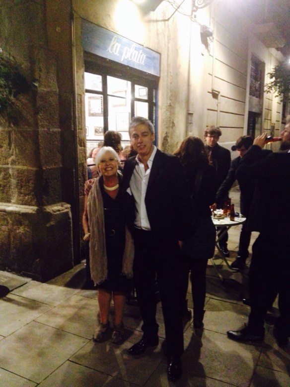 Albert Om i l'equip d'El Convidat celebra al Bar La Plata un merescudíssim  Premi Nacional de Comunicació.