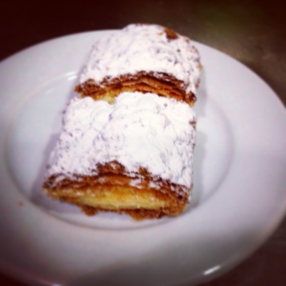 Coca de crema, el postre del bar La Plata.