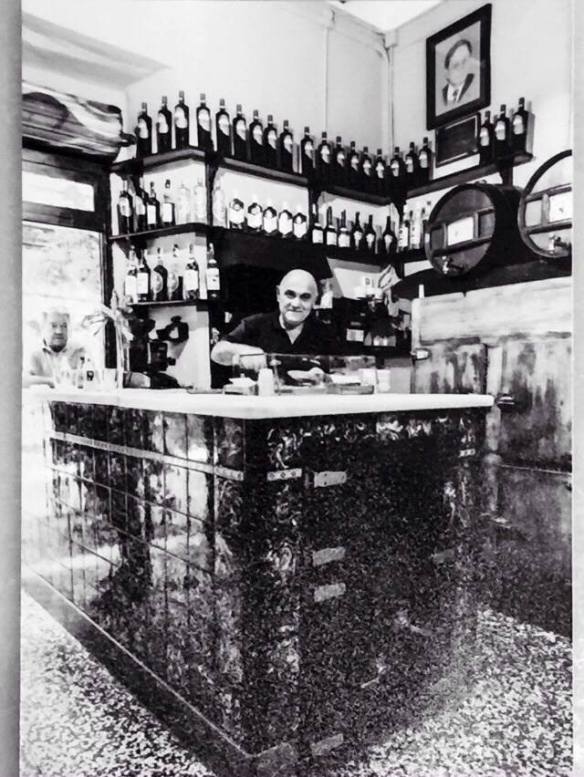 El bar La Plata en blanco y negro