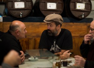 Pau Donés, cantante de Jarabe de Palo, charlando con Pepe, camarero de La Plata en la barra del bar. Foto de Jordi Cotrina