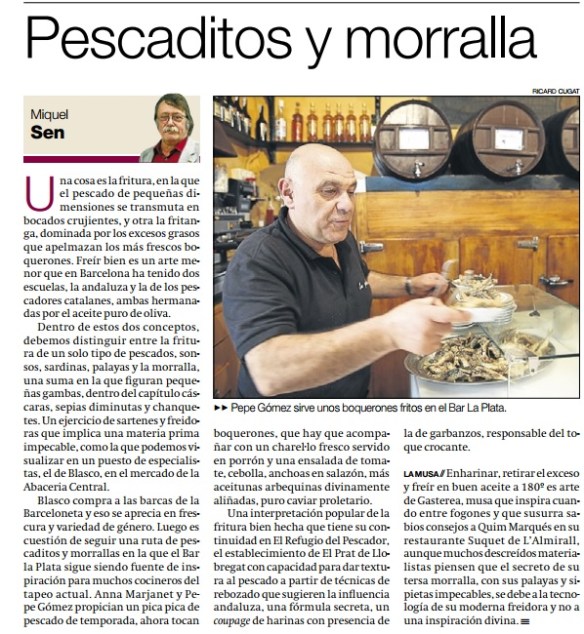 Pepe Gómez sirviendo el pescadito frito del alma del bar La Plata.