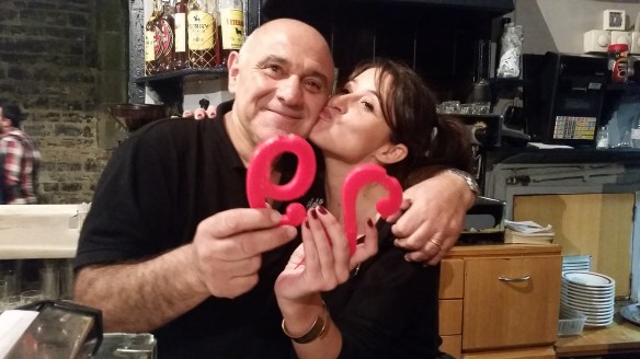 Nina celebra con Pepe su aniversario en el bar La Plata.
