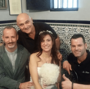 Sonia y Jordi, celebrando su boda en el bar La Plata.